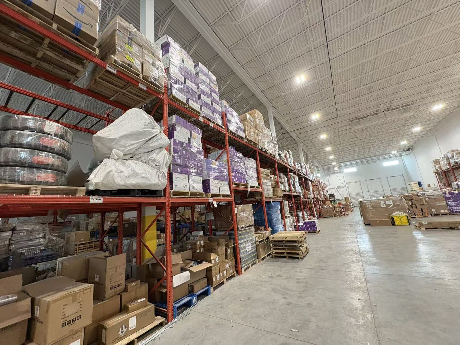 Racking aisle with inventory