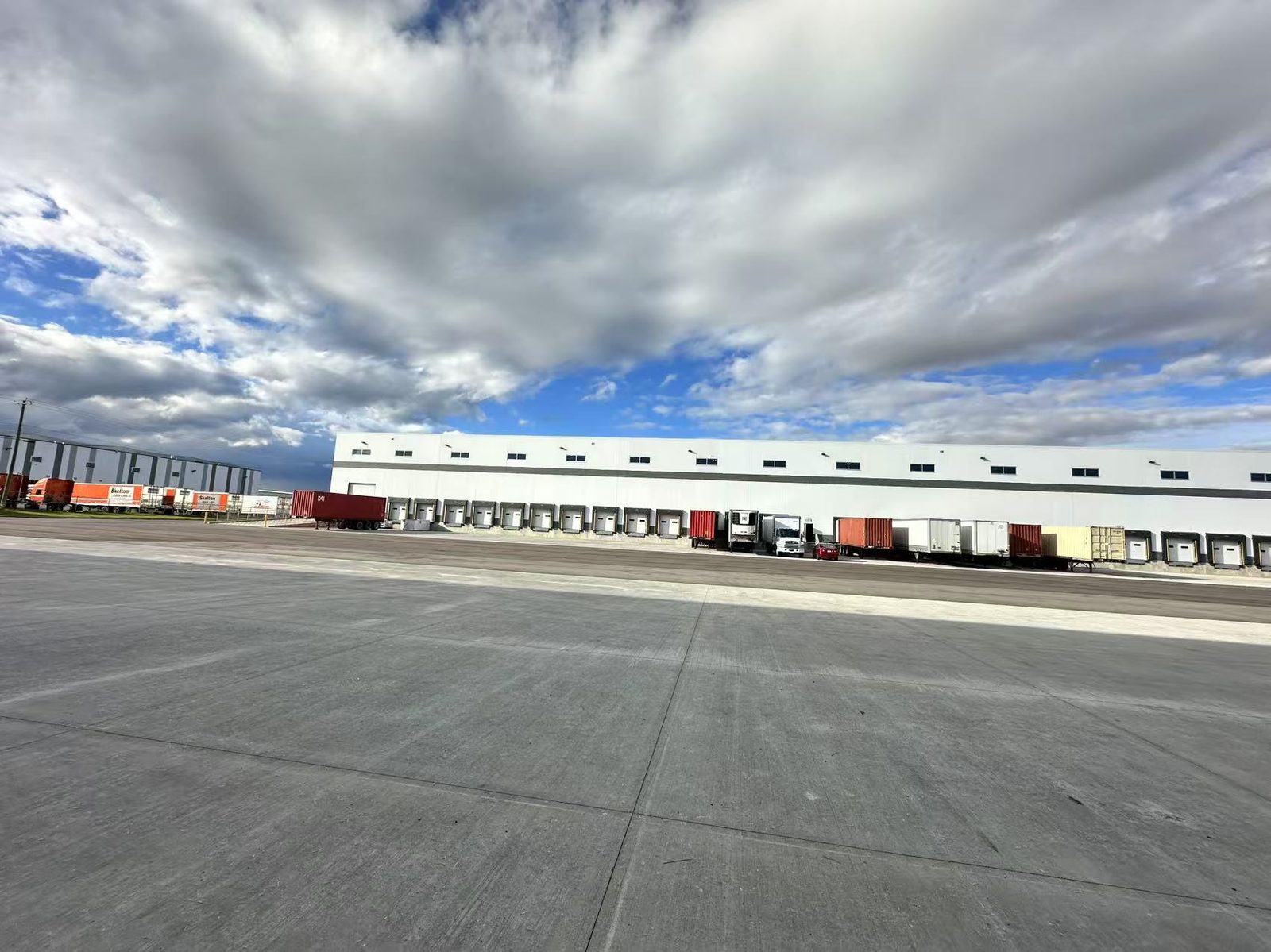 Container unloading with boxes